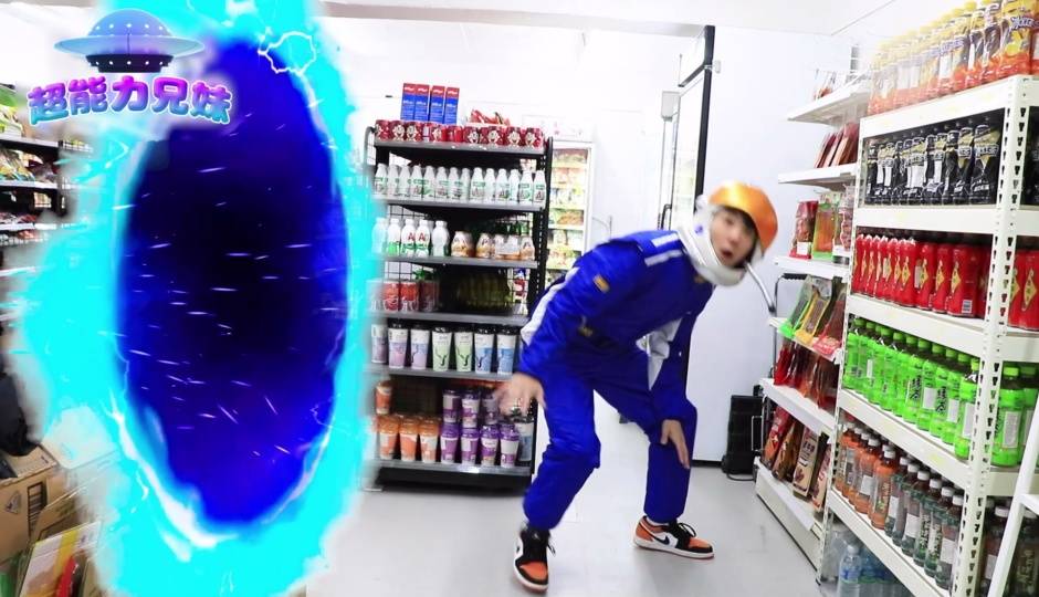 外星人坤坤使用瞬间移动到超市买药，笑料百出
