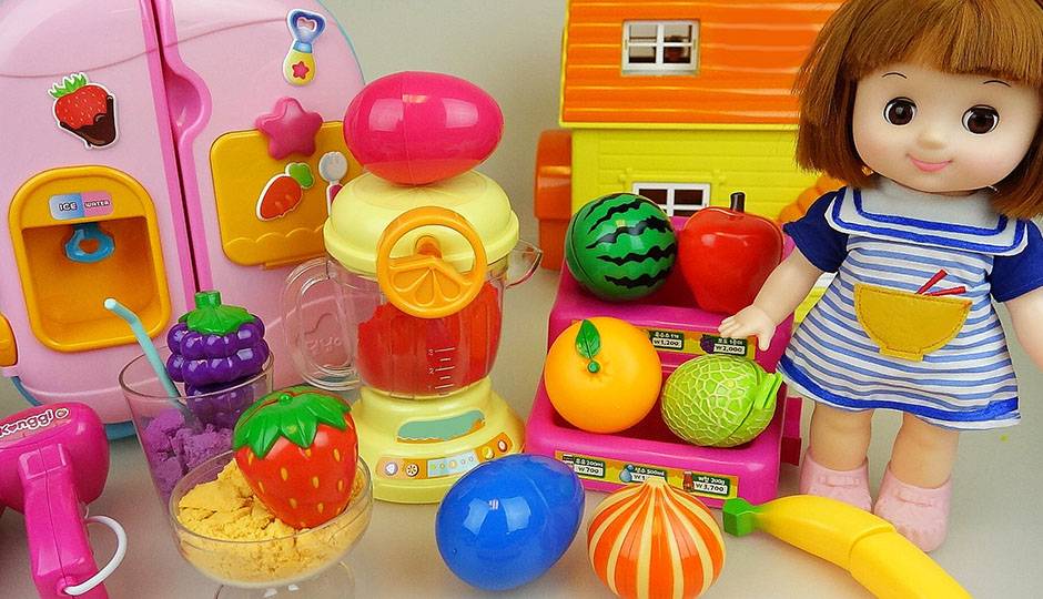 宝宝多莉用搅拌机制作果汁玩具