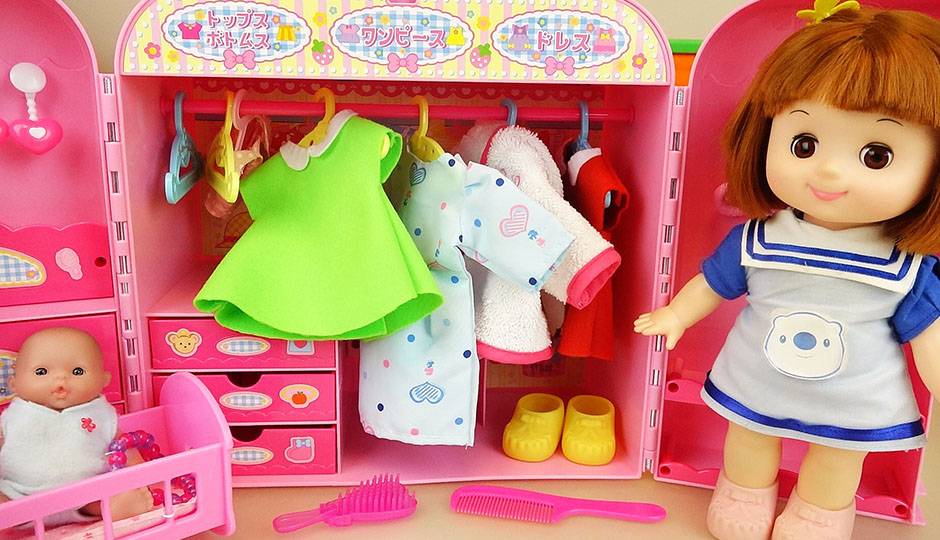 宝宝多莉和粉红色衣柜玩具