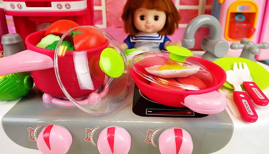 宝宝多莉和粉红色厨房玩具