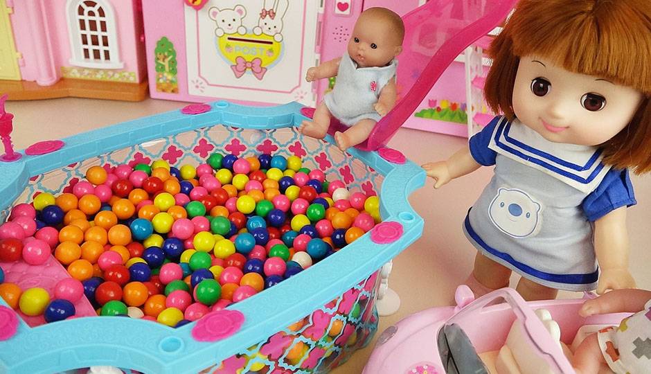 宝宝多莉和彩虹色小球玩具