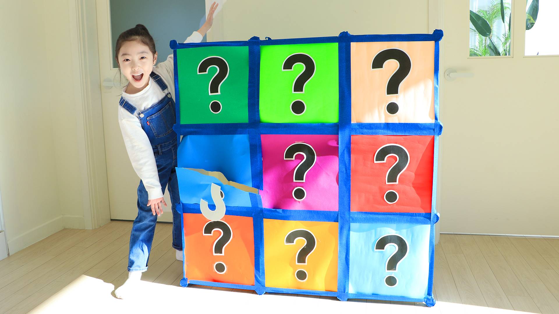 叮咚！门外有一个神奇的问号箱子！里面藏着什么好玩的东西呢？