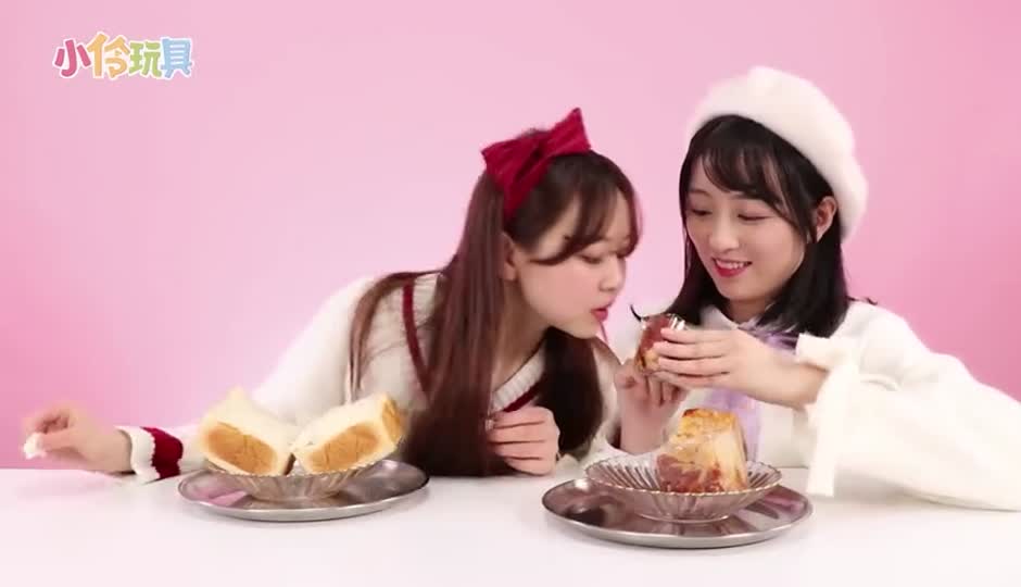 小伶和小葩的传统幸运美食大对决，火锅变蛋糕？