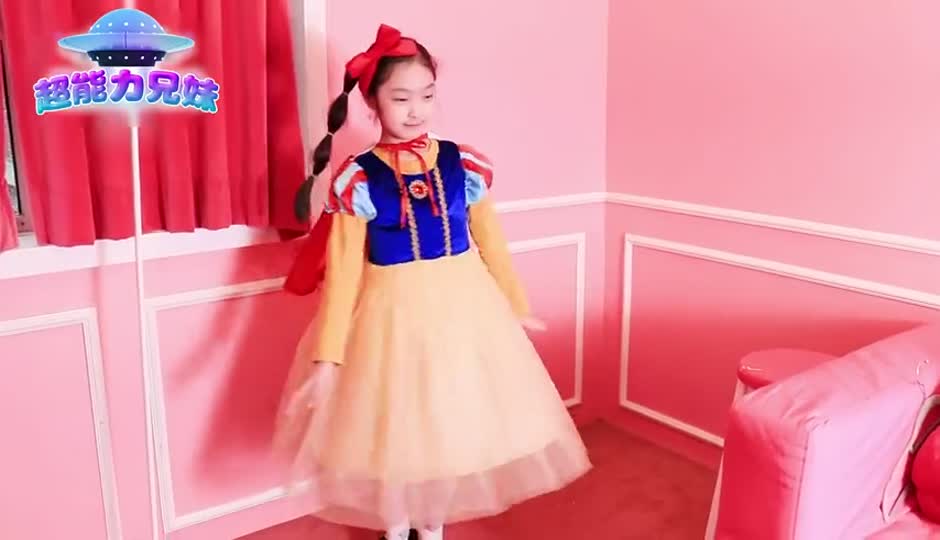多恩收到派对邀请，外星人坤坤变出公主礼服