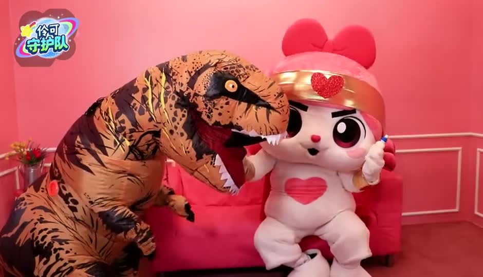 恐龙成长记！伶伶照看恐龙宝宝，反被恐龙吓跑