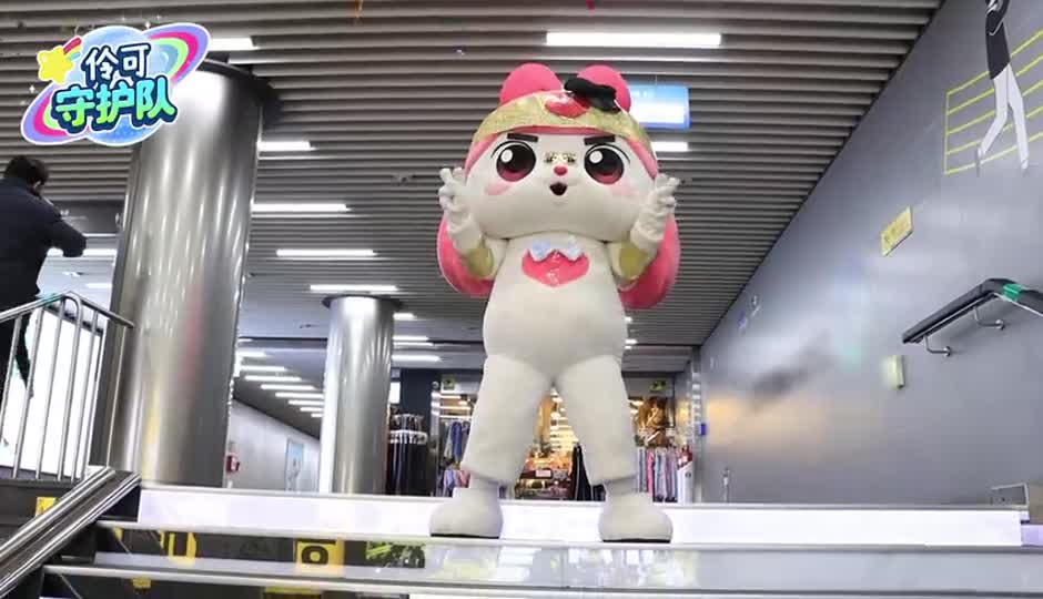 花式弹钢琴？伶伶借助钢琴楼梯，演奏小星星