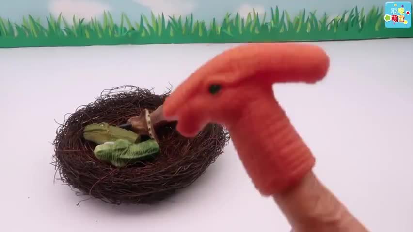 恐龙玩具发现好奇的魔术蛋