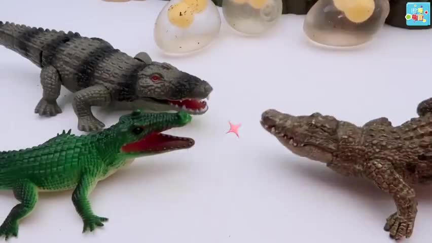 恐龙玩具和透明恐龙蛋玩具