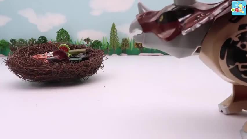 恐龙玩具一起照顾小型玩具朋友
