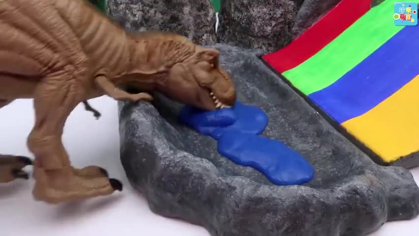 可爱恐龙玩具和彩虹滑梯