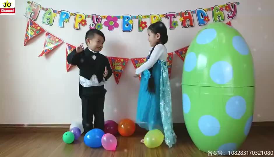Jonnes4岁生日礼物~超大奇趣蛋 惊喜蛋 男孩玩具开箱拆生日礼物！