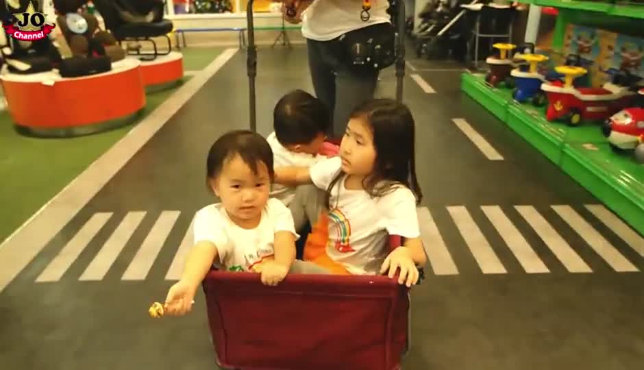 JO家族的马来西亚旅行 玩户外滑梯和游泳