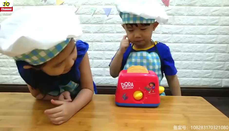 厨房玩具朵拉家电~ 能玩水好玩喔！过家家游戏 ~桌面玩具开箱 ！
