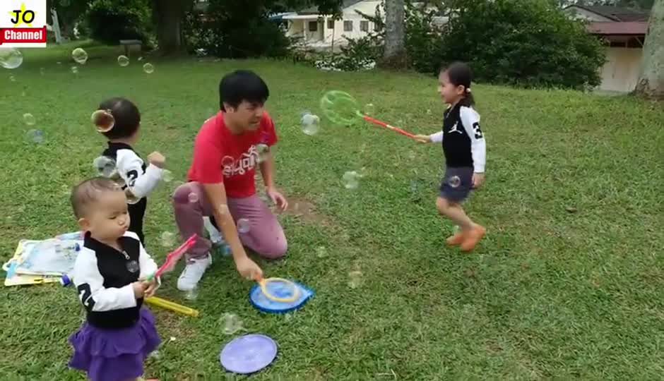 吹泡泡大玩具反斗城 亲子互动 户外玩乐 一起来玩吹泡泡游戏吧！ 男女孩系列玩具开箱！ 