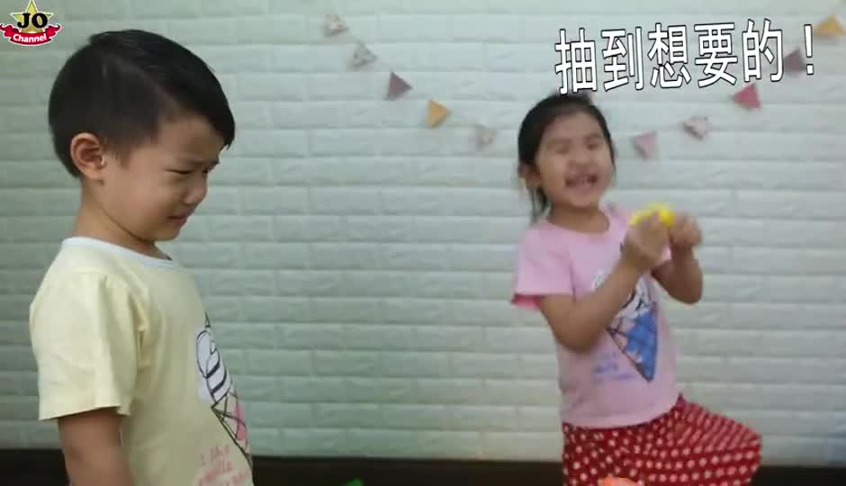 搞笑亲子游戏 小猪佩奇扣篮湿水帽 可乐挑战 赢奇趣蛋和惊喜袋 