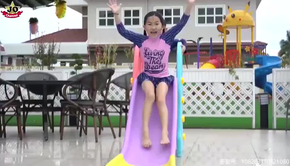 寒冷的冬天来体验一下游泳池玩水，滑水上滑梯好欢乐 