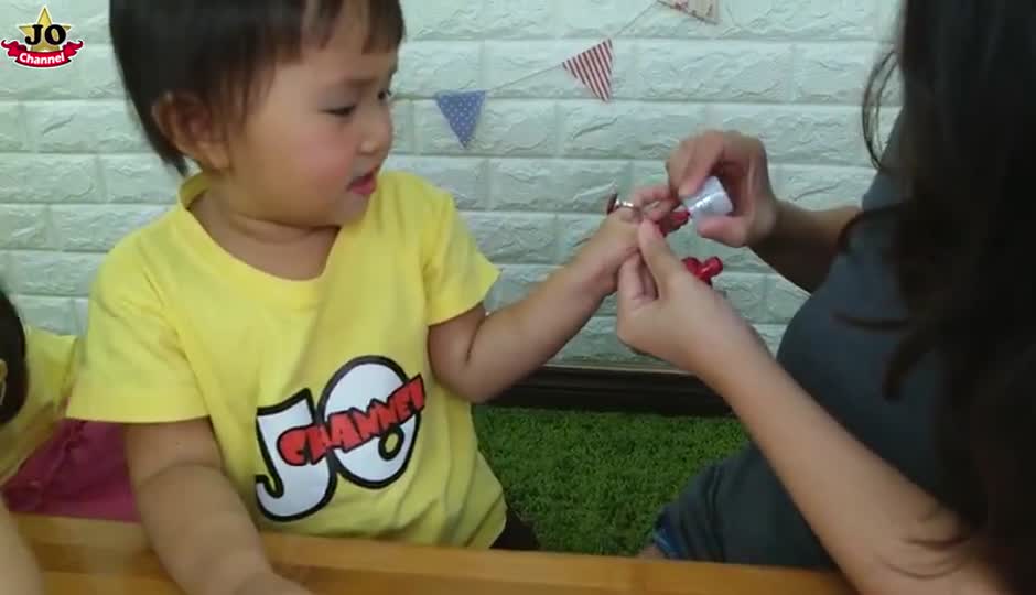 化妆变身迪斯尼公主 灰姑娘和长发公主  时装秀~ 儿童化妆玩具开箱！