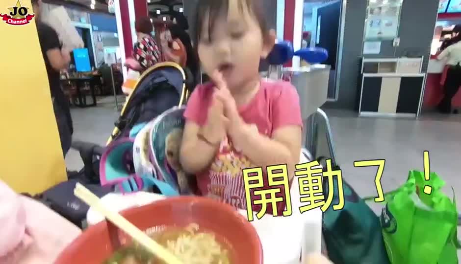 家族旅行边吃边玩 参观赛车
