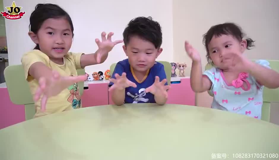 扭糖果机玩具 好好玩喔！有夹娃款糖机 玛氏巧克力豆机、扭蛋糖果和鳄鱼玩具 桌面玩具开箱！ 