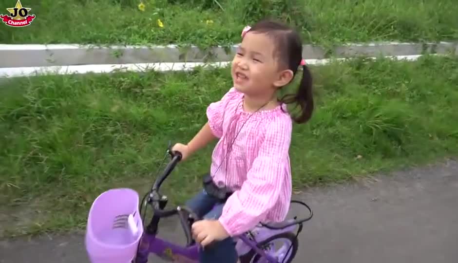 骑脚踏车寻找可爱玩具！可爱的三种颜色 扮演游戏~过家家短剧 