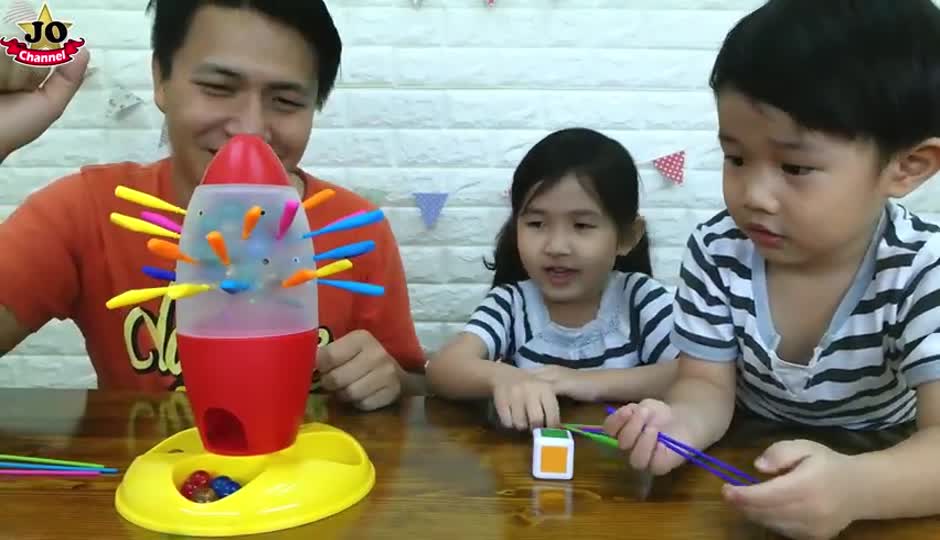 亲子游戏 挑战火箭塔玩具 输了的人要被画大花脸 过家家多人游戏