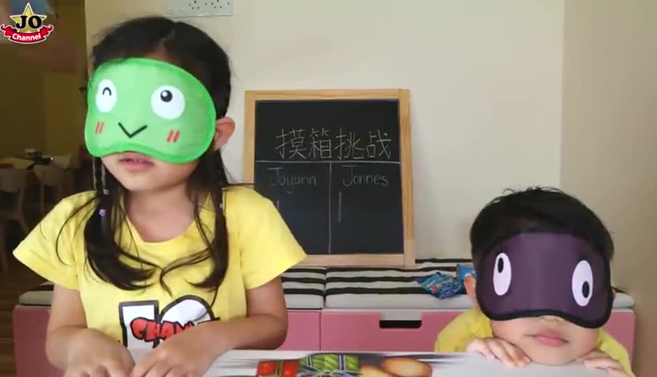 亲子游戏 玩具摸箱挑战 会摸出什么呢 恐龙奇趣蛋起司猫捏捏乐