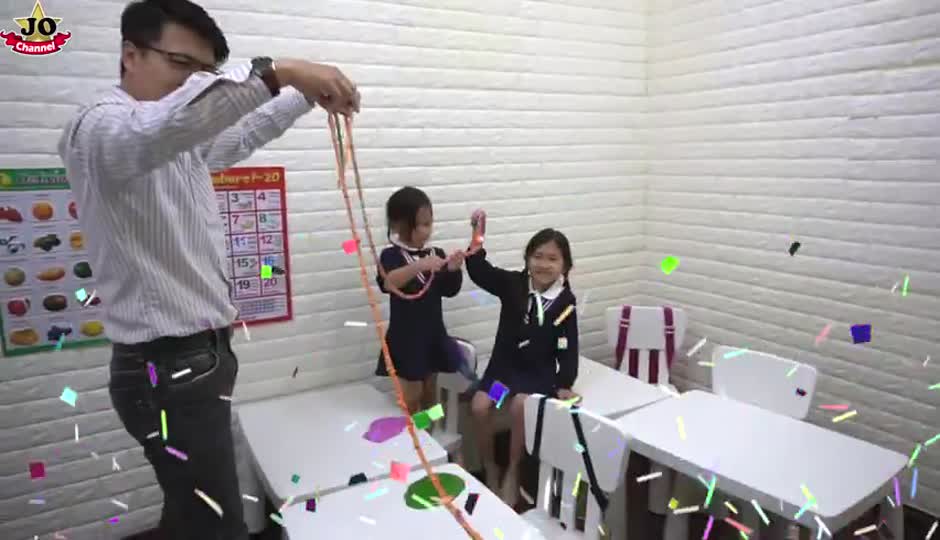 上学的第一天 到JO学校上美术课和健康课 亲子互动游戏短剧