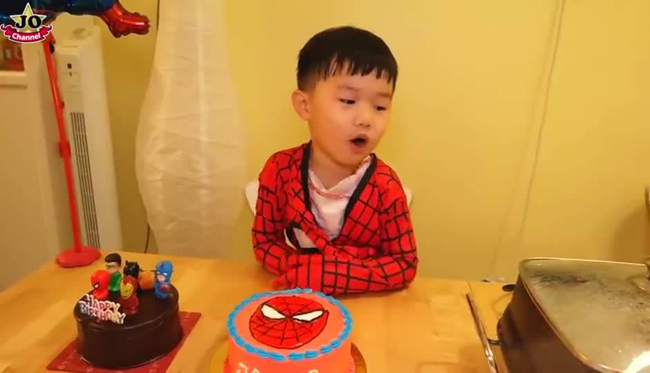 生日快乐 惊喜派对 溜滑梯海洋球池和气球池找生日礼物！Jonnes5岁生日 一起庆祝和玩游戏吧！ 
