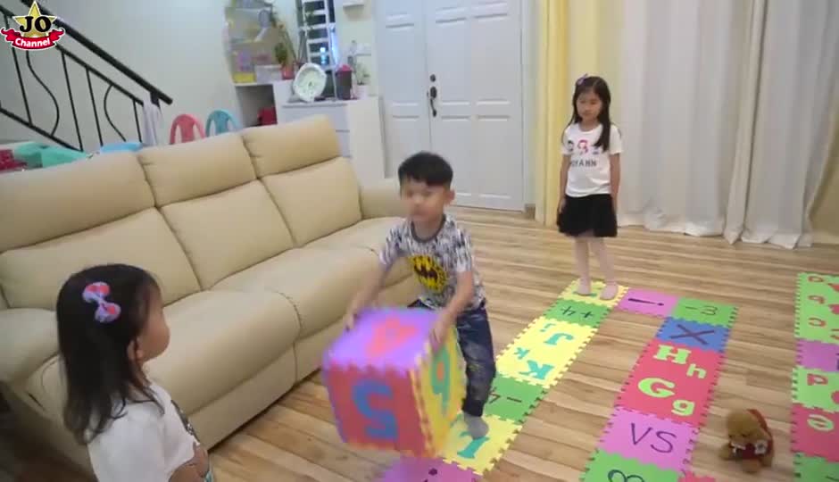 挑战超大桌游 赢得洋娃娃玩具 好玩的亲子游戏过家家