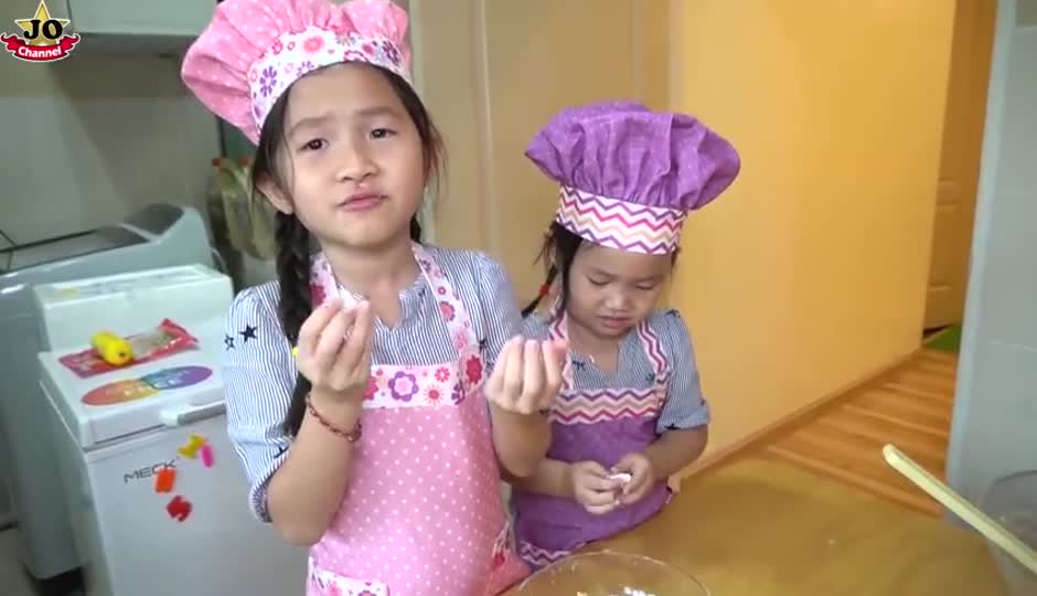 做蛋糕给宠物狗狗庆祝生日 JO家族来了新成员