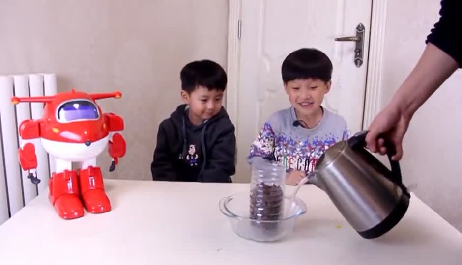 超神奇！可乐瓶变出彩虹糖和巧克力！