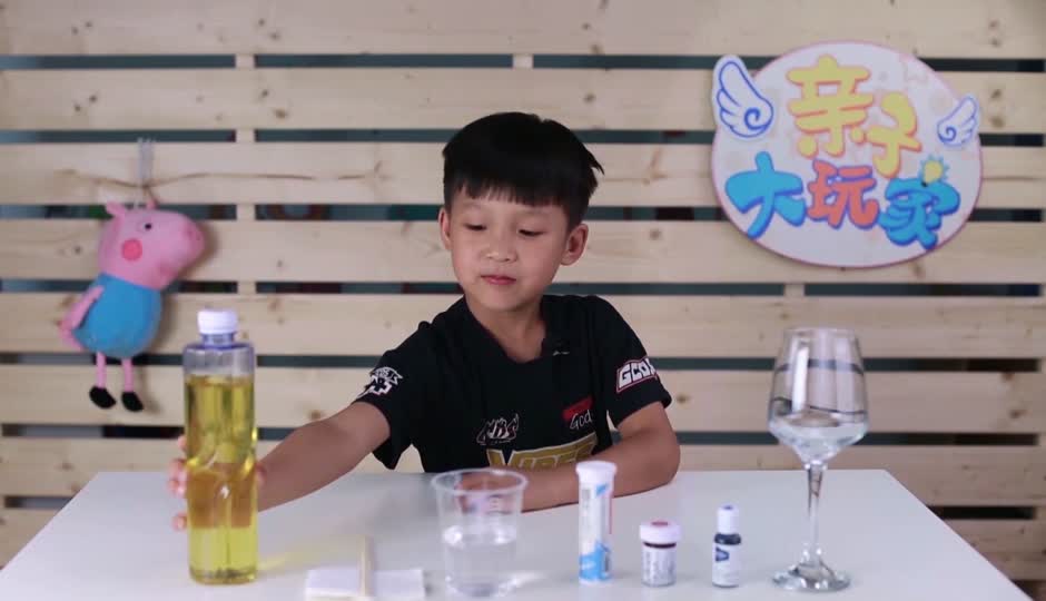 沸腾冒泡的红酒杯