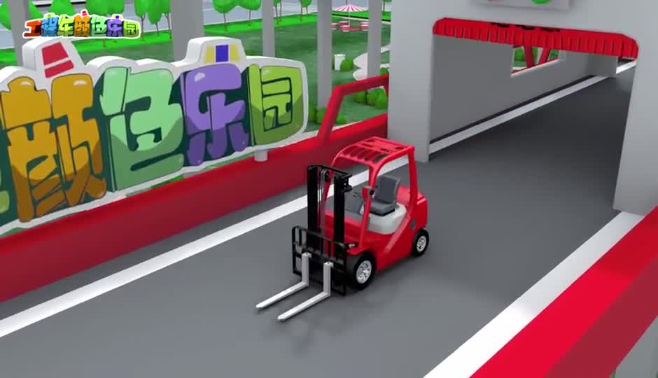 在立交桥上行驶的工程车